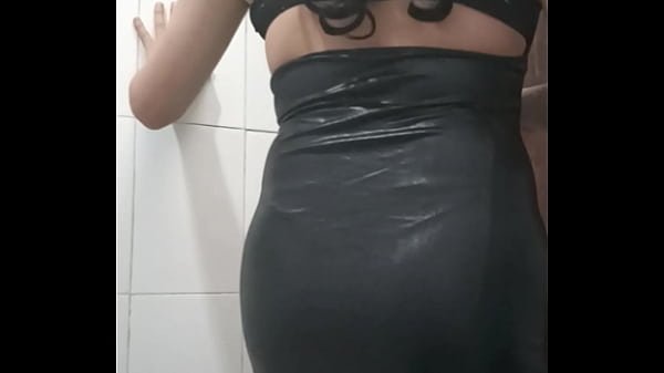 Travesti sola en casa, me sentí sexy con lencería robada