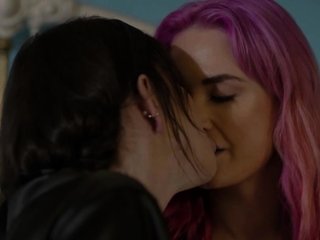 Tranny babe let pink haired friend suck and ride her shecock